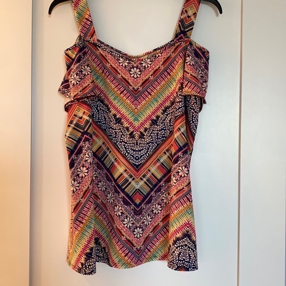 Print top. Cold shoulder. Short flutter sleeves. Size M - Picture 2 of 7